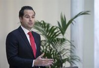 Aguado responde a Montero tras prohibirle la Comunidad dar una charla en un colegio: "Los mítines, en la calle"