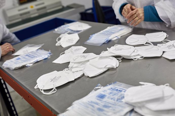 Fabricación de mascarillas FFP2 en las instalaciones de la sede de Temaer Hospitalaria, S.A., en Pinto, Madrid (España), en imagen de archivo