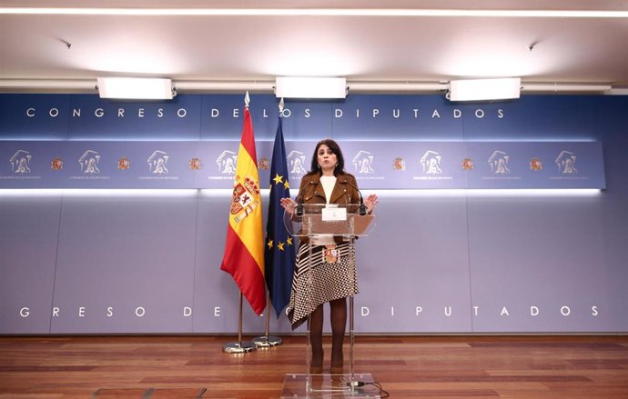 La portavoz parlamentaria del PSOE, Adriana Lastra, en una rueda de prensa en el Congreso.