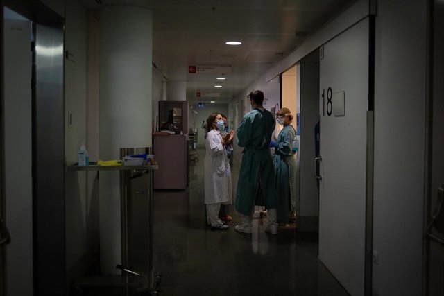 Archivo - Personal sanitario en un pasillo de la Unidad de Cuidados Intensivos –UCI- del Hospital de la Santa Creu i Sant Pau, integrado en la Red Hospitalaria de Utilización Pública de Catalunya, en Barcelona, Catalunya (España), a 6 de noviembre de 2020