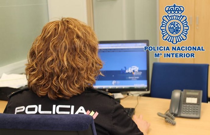 Agente de Policía Nacional, en tareas de investigación