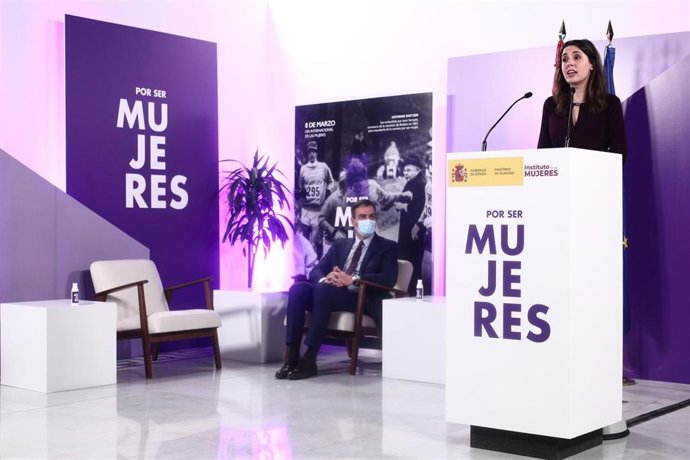 El presidente del Gobierno, Pedro Sánchez, observa la intervención de la ministra de Igualdad, Irene Montero, en el acto institucional con motivo del 8 de marzo