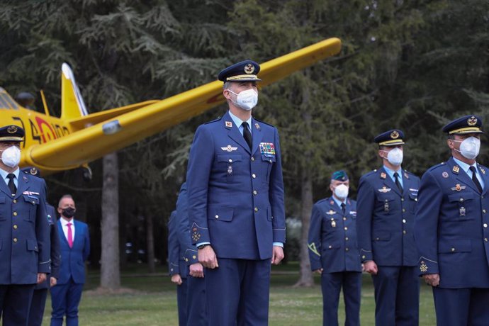 El Rey Felipe VI durante su visita a la base aérea de Matacán.