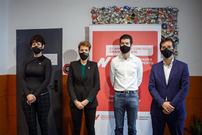 I-D, la consejera de Economía y Hacienda del Gobierno de Navarra, Elma Saiz, la presidenta del Gobierno de Navarra, María Chivite, el alcalde de Alsasua, Javier Ollo, y el consejero de Desarrollo Económico y Empresarial, Mikel Irujo.