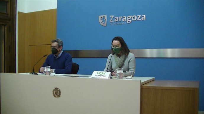 El portavoz del grupo municipal de VOX en el Ayuntamiento de Zaragoza, Julio Calvo, y  la concejal, Carmen Rouco