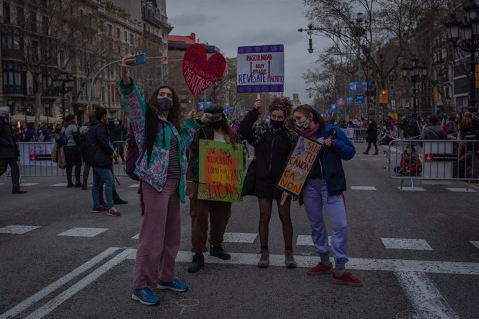 Concentración convocada por Vaga Feminista por el 8M en el Paseo de Gracia, en Barcelona, Catalunya (España), a 8 de marzo de 2021.
