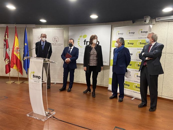 Presentación del informe 'Radiografía del sector público local', entregado por el presidente del Consejo de Cuentas, Mario Amilivia, junto a los consejeros Emilio Melero y Miguel Ángel Jiménez, a la la presidenta de la FRMP, Ángeles Armisén.