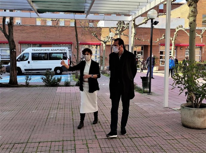 El alcalde de Valladolid, Óscar Puente, visita el Centro de Mayores de Rondilla junto a la concejal de Servicios Sociales y Mediación Comunitaria, Rafaela Romero.