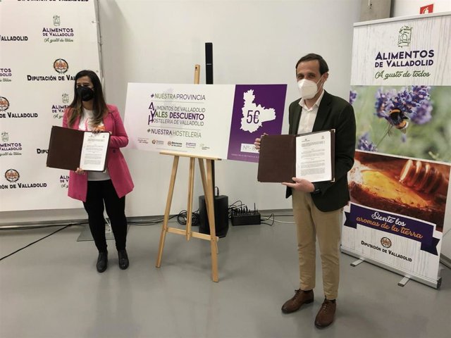 La presidenta de Apehva, María José Hernández, y el presidnete de la Diputación, Conrado Íscar, posan con el convenio recién firmado.