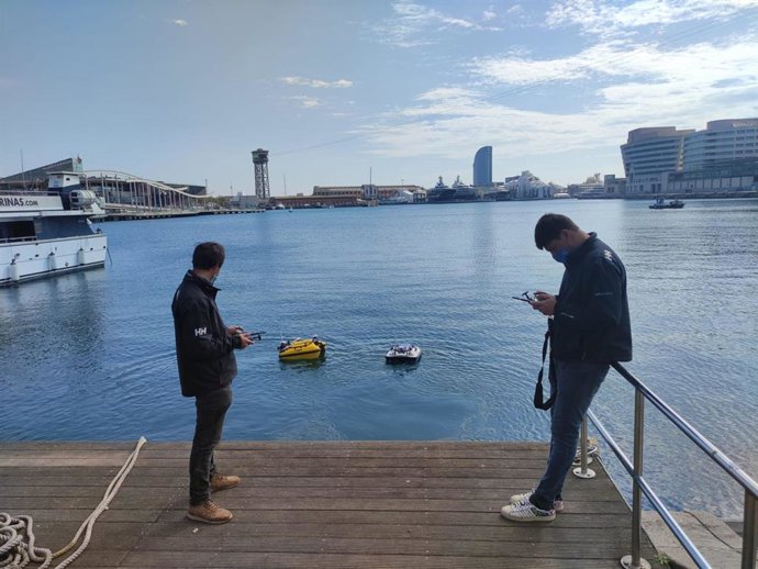 Dos pilotos de los nuevos drones del Puerto de Barcelona