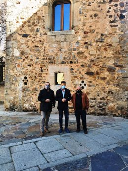 El concejal de Turismo de Cáceres con responsables de la asociación Adismonta