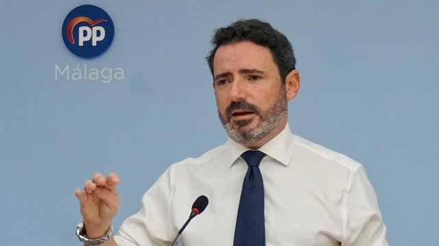 Archivo - El portavoz adjunto del Grupo Popular en el Parlamento andaluz, José Ramón Carmona.