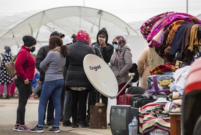 Personas del asentamiento de Palos de la Frontera (Huelva) recogiendo sus pertenencias  después del incendio del pasado 19 de febrero.
