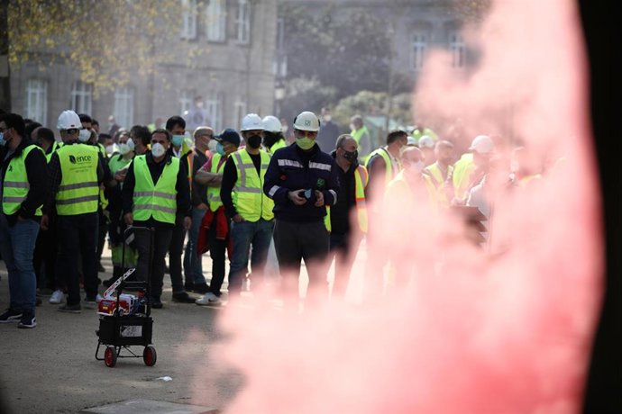 Decenas de trabajadores de la fábrica de Ence se manifiestan por el cierre de la fábrica, en Lourizán, Pontevedra, Galicia (España), a 9 de marzo de 2021. 