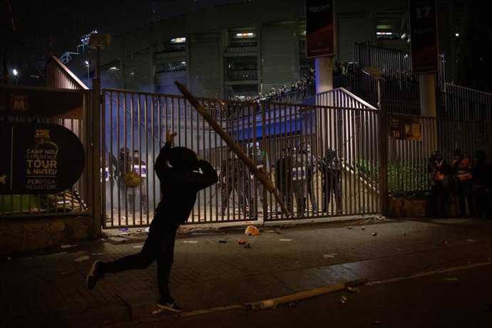 Archivo - Incidentes tras la manifestación convocada por Tsunami Democratic por el partido entre el FC Barcelona-Real Madrid en el Camp Nou, a 18 de diciembre de 2019