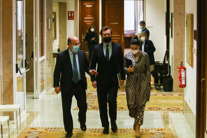 (I-D) El diputado de Vox, Ignacio Gil Lázaro; el portavoz de Vox en el Congreso, Iván Espinosa de los Monteros; y la portavoz de VOX en el Congreso, Macarena Olona; a su llegada a una reunión de la Junta de Portavoces en el Congreso de los Diputados, en