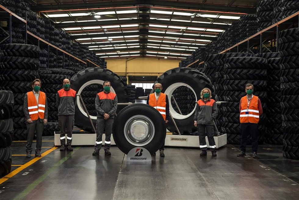 Visita del consejero de Industria, Javier López Marcano, a la fábrica Bridgestone de Puente San Miguel