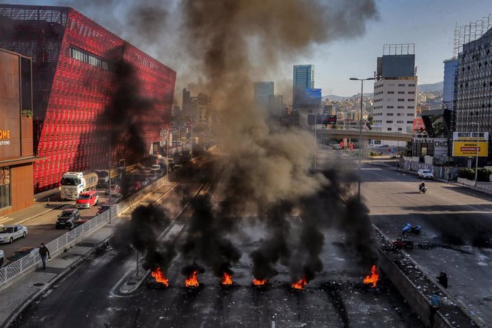 Bloqueo de una carretera en la capital de Líbano, Beirut, durante las protestas contra la crisis económica