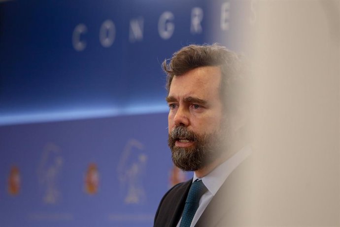 El portavoz de Vox en el Congreso, Iván Espinosa de los Monteros, interviene en una rueda de prensa posterior a la Junta de Portavoces en el Congreso de los Diputados, en Madrid (España), a 9 de marzo de 2021.