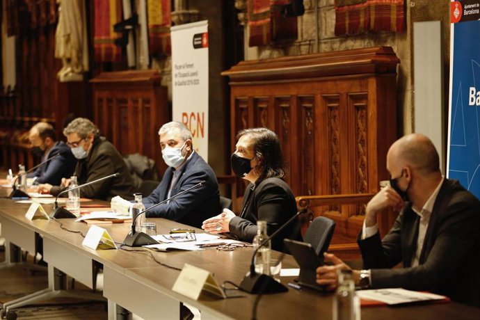 El concejal de Juventud, Joan Ramon Riera; el primer teniente de alcalde, Jaume Collboni, y la comisionada de Promoción del empleo y Políticas contra la Precariedad, Raquel Gil.