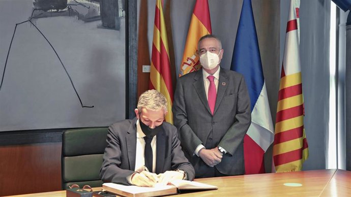 El cónsul general de Francia en Barcelona, Olivier Ramadour, y el delegado especial del Estado en el Consorcio de la Zona Franca de Barcelona (CZFB), Pere Navarro