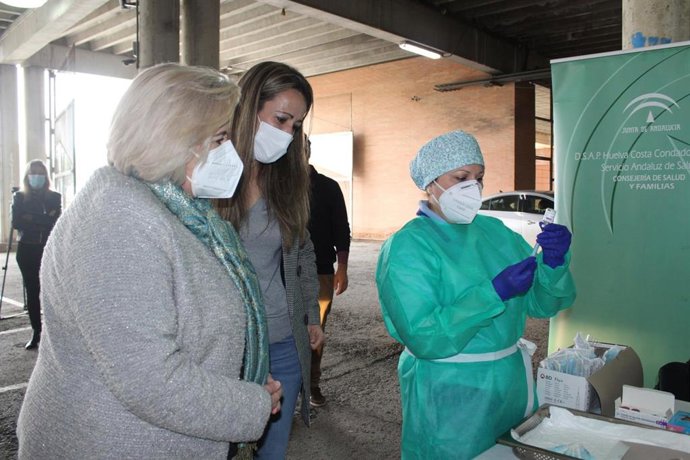 La delegada de la Junta en Huelva, Bella Verano, y la delegada territorial de Salud y Familias, Manuela Caro, en el estadio Nuevo Colombino este jueves durante la jornada de vacunación masiva.