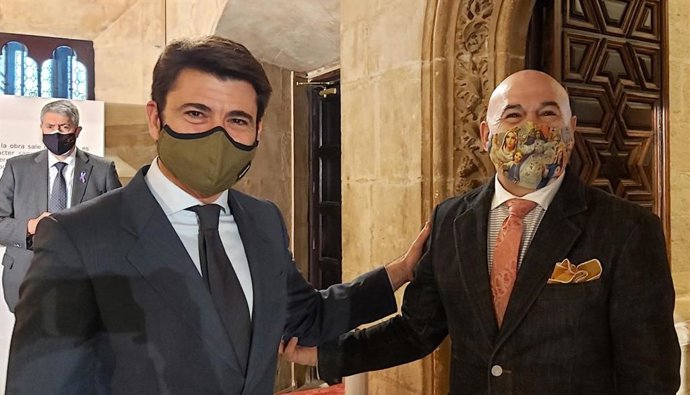 El popular Beltrán Pérez junto a Francisco Carrera Iglesia, presidente de la Asociación Gremial de Arte Sacro