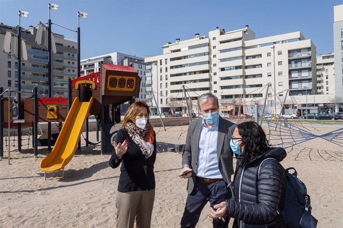 El alcalde de Zaragoza, Jorge Azcón, junto a laconsejera de Servicios Públicos y Movilidad, Natalia Chueca, visitan la Plaza de San Marcos, en Parque Venecia, donde se ha instalado uno de los 13 nuevos parques infantiles