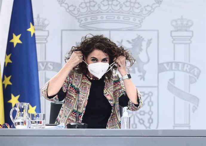 La ministra portavoz  y de Hacienda, María Jesús Montero, se coloca la mascarilla antes de intervenir en rueda de prensa posterior al Consejo de Ministros celebrado en Moncloa, en Madrid (España), a 9 de marzo de 2021. Entre otras cuestiones, el Gobiern