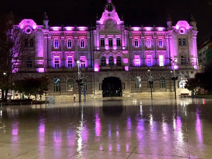 Archivo - La  fachada del Ayuntamiento de Santander iluminada de rosa