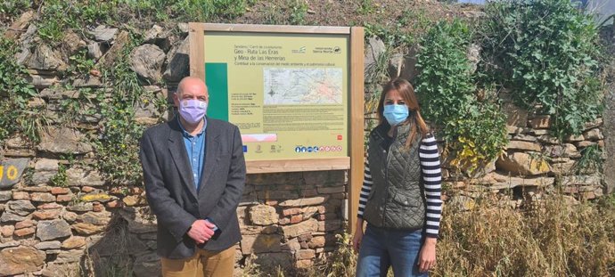 La delegada territorial de Turismo en Sevilla, Rosa Hernández, y el alcalde de Guadalcanal, Manuel Casaus