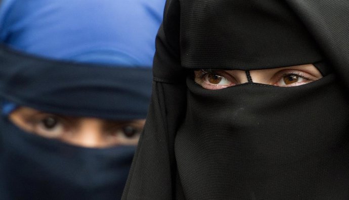 Archivo - FILED - 28 June 2014, Hessen, Offenbach: Women take part in a rally by called by the German preacher Pierre Vogel after media reports assumed that some students will sue the University of Kiel for banning full-face veil to attend courses. Fema