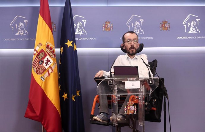 El portavoz de Unidas Podemos en el Congreso, Pablo Echenique, interviene en una rueda de prensa posterior a una reunión de la Junta de Portavoces