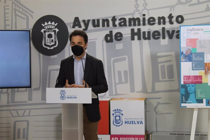 El teniente alcalde de Cultura del Ayuntamiento de Huelva, Daniel Mantero, en la presentación de la programación cultural de primavera.