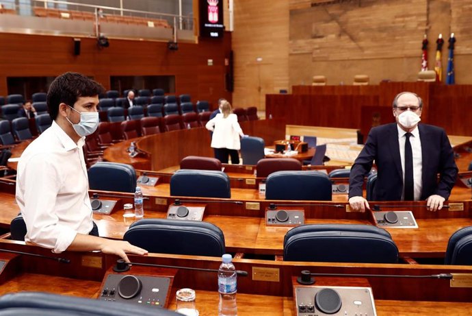 Archivo - Los diputados de la Asamblea de Madrid Pablo Gómez, de Más Madrid, y Ángel Gabilondo (d), del partido socialista, el inicio de una nueva sesión de control en la que la oposición pide a la presidenta regional que rinda cuentas sobre su gestión 