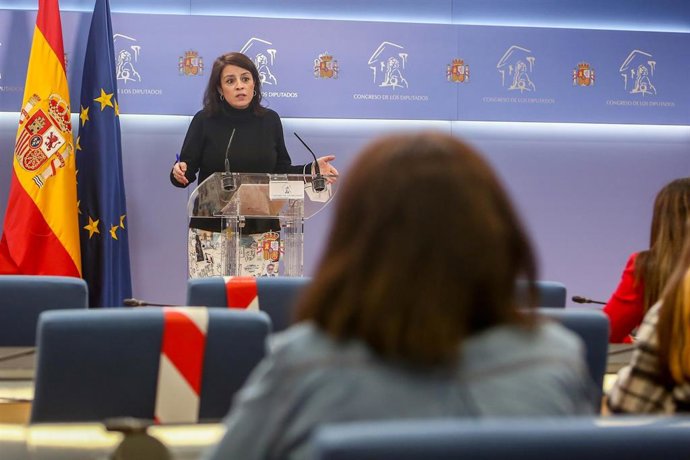 La portavoz parlamentaria del PSOE, Adriana Lastra, interviene en una rueda de prensa posterior a una reunión de la Junta de Portavoces en el Congreso de los Diputados