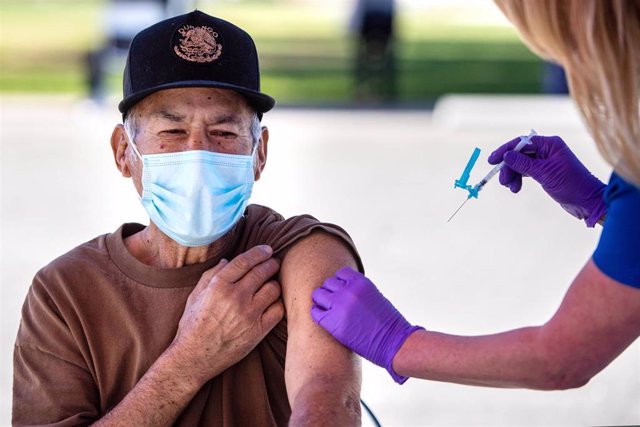 Vacunación contra la COVID-19 en Pacoima, California, Estados Unidos. 