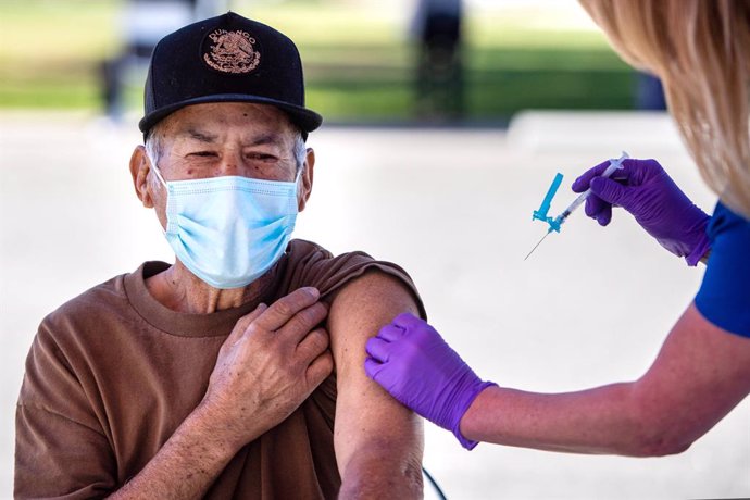 02 March 2021, US, Pacoima: A man receives a dose of the coronavirus (COVID-19) vaccine at an appointment walk-up site at Valley Crossroads Seventh-day Adventist Church. Photo: Sarah Reingewirtz/Orange County Register via ZUMA/dpa