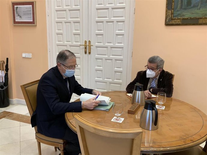 Carlos Toscano con el director del Área de Trabajo e Inmigración