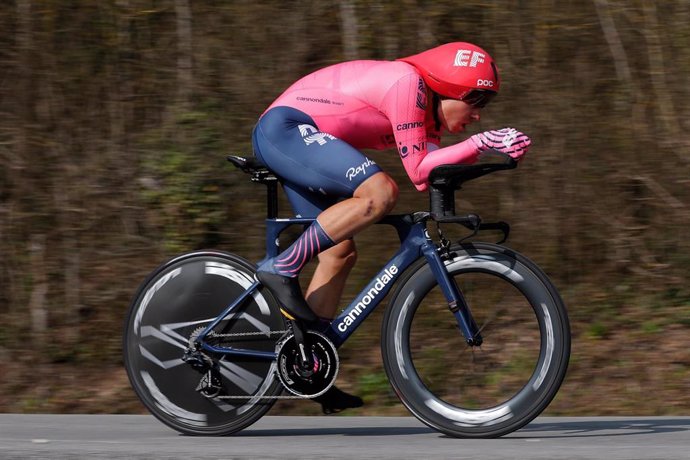 El ciclista suizo Stefan Bissegger, durante la contrarreloj de la París-Niza 2021 disputada en Gien sobre 14,4 kilómetros