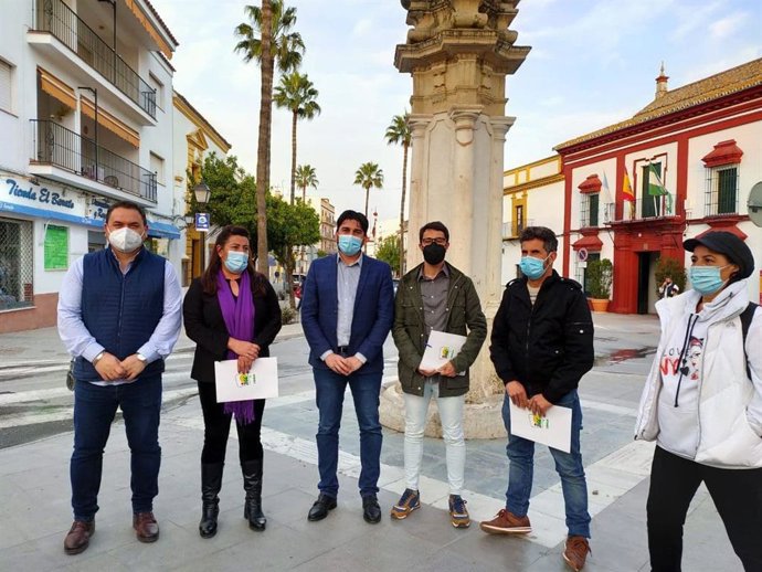 Ismael Sánchez, con miembros de la asamblea de IU de Lebrija