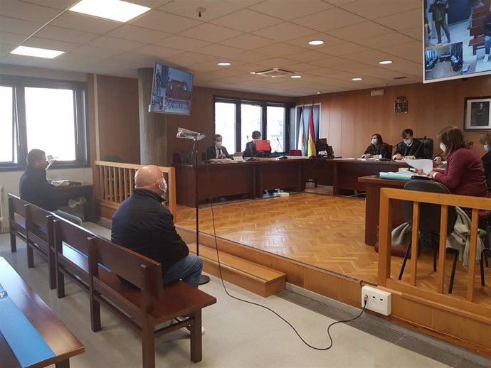 Primera sesión del juicio contra el exalcalde pedáneo de Bembrive (Vigo), Roberto Ballesteros, y un constructor
