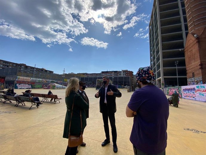 Los concejales de Junts Jordi Martí y Neus Munté visitan el parque de las Tres Xemeneies en el distrito de Sants-Montjuc.