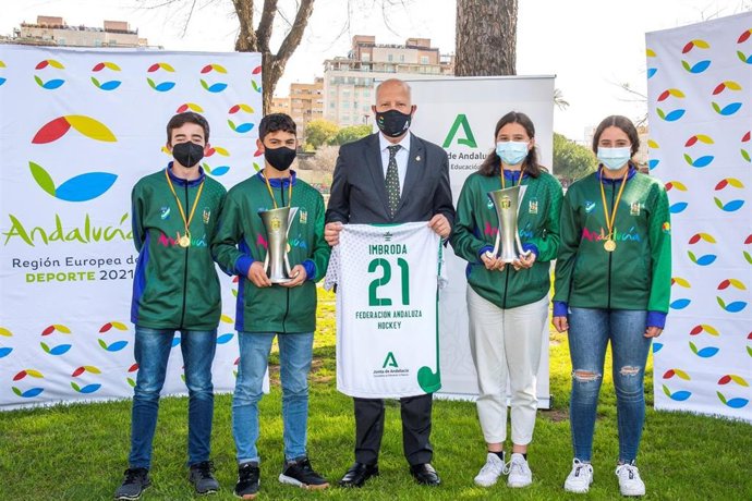 Imbroda con miembros de la selección andaluza de hockey.