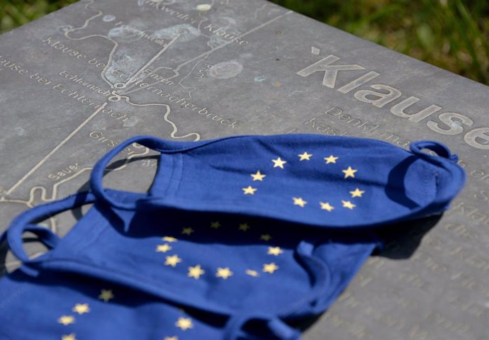 Archivo - Mascarillas con la bandera de la UE