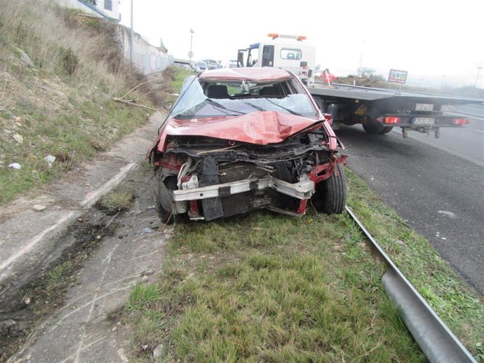 Una grúa ligera recoge un vehículo accidentado