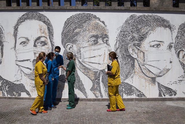 Mural en honor de los trabajadores sanitarios en el Hospital Sao Joao, en Porto, Portugal.