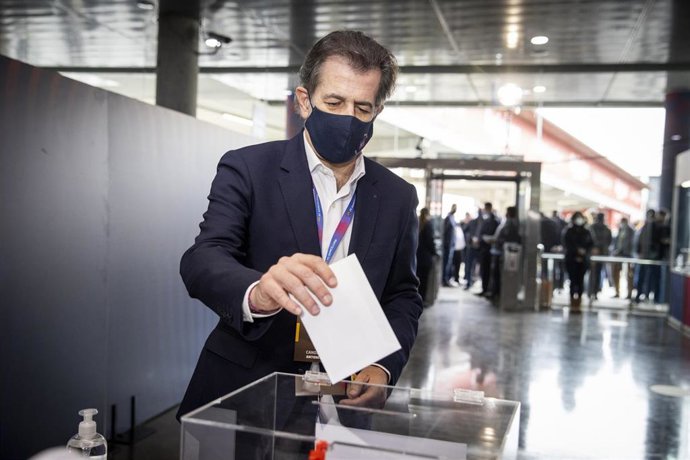 El candidato a la presidencia del FC Barcelona Toni Freixa ejerciendo su voto en la jornada electoral del 7 de marzo de 2021