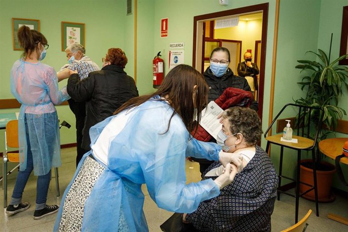 Vacunación contrar la COVID-19 a una mujer en el centro de personas mayores de San José, Zaragoza
