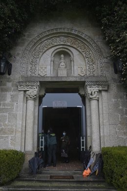 Archivo - Agentes de la Guardia Civil en la entrada del pazo de Meirás el día de su devolución al Estado